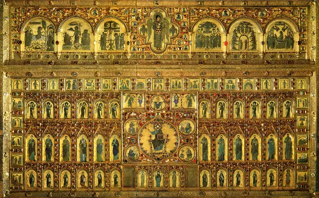 The Pala d’Oro seen whole: rows of enamel saints and scenes in gilded frames, with Christ enthroned at the centre of the lower part